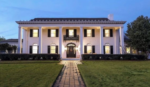 Luxury Home with Six bBedrooms and Seven Bathrooms one mile from the University of Alabama.