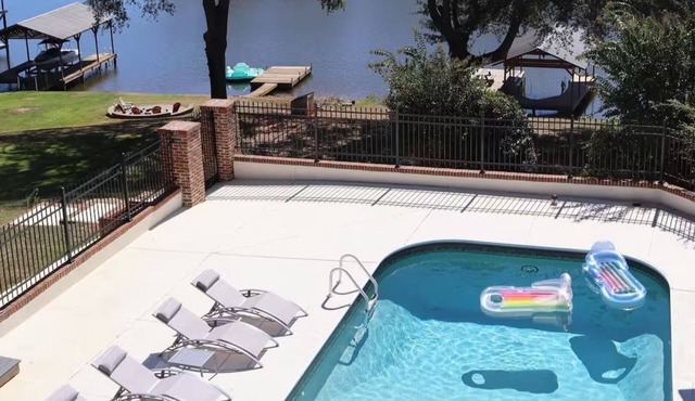 Luxury Lakefront 6BR - Sleeps 20, Pool, Hottub, Gym, Sauna, Golf Sim, 15min DT