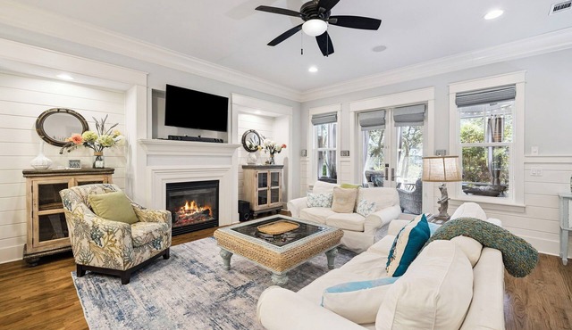 Luxury retreat with screened porch, BBQ, pond view, firepit, pool & beach access