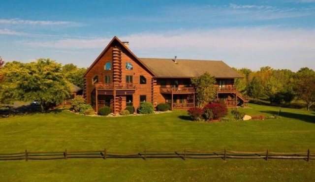 Luxury Suite in Famous Lodge - Jacuzzi + Lake Champlain