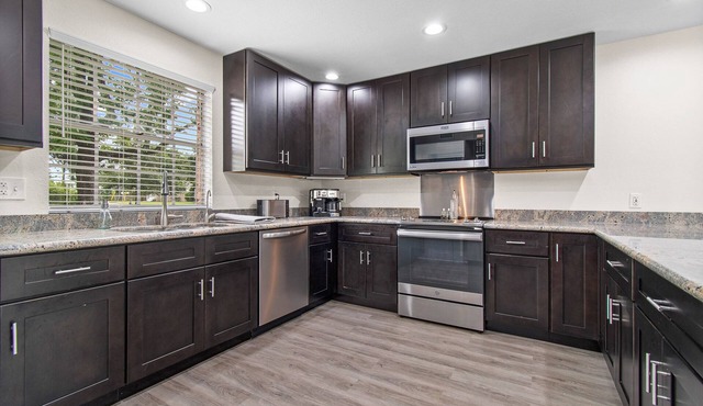 Massive New Villa Sleeps 30 - 10 min from Pensacola Beach