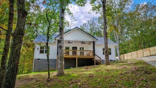 Melody Ridge Downtown with Fast WiFi, King Suite, Soaking Tub