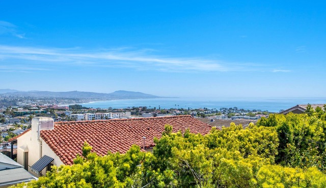 Mid-century modern home with Epic Coastline Views! STR23-0037