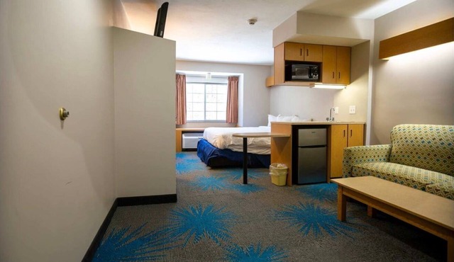 Modern 1-bedroom apartment in fabulous Sturbridge with AC & Breakfast