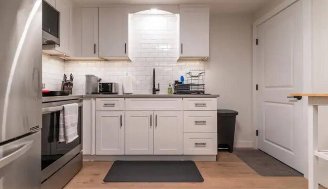 Modern 2-Bed Apartment-Shelburne