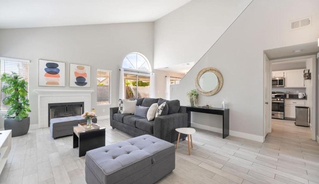 Modern 3BR Home Pets, 7 Min to Airport, Parking