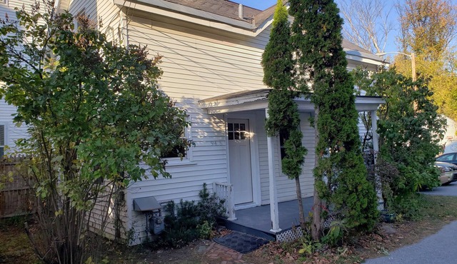 Modern Carriage house 2 blocks from Church Street