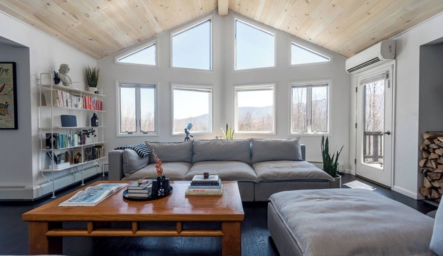 Modern Catskills cabin - 5 mins from Belleayre Mtn. Panoramic Views + Hot Tub.