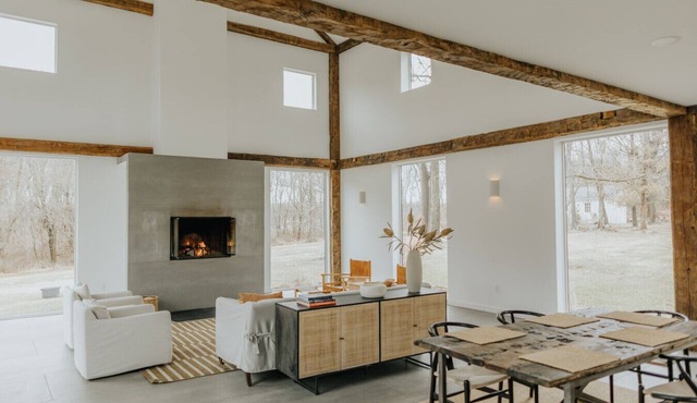 Modern Converted Barn with Hot Tub!