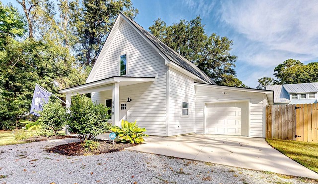 Modern cottage with all-new interior, patio, AC, & W/D - near beaches & golf