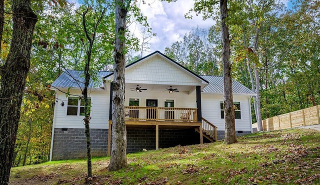 Modern Dog-Friendly Cabin with Spacious Porch and Fire Pit in Alabama