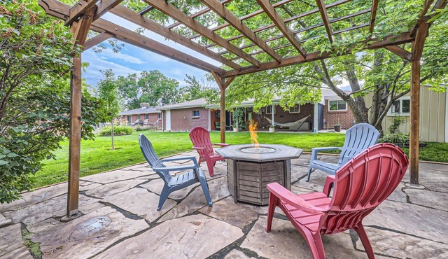 Modern home 4BR/2BAW/Arcade, Ping-Pong&Foosball. Close to Denver and Boulder.