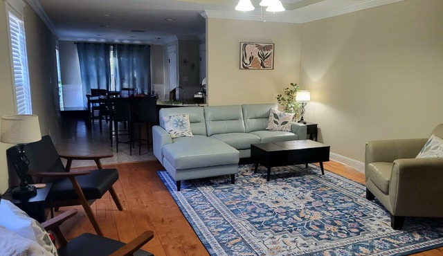 Modern home in quiet cul-de-sac near University of South Alabama!