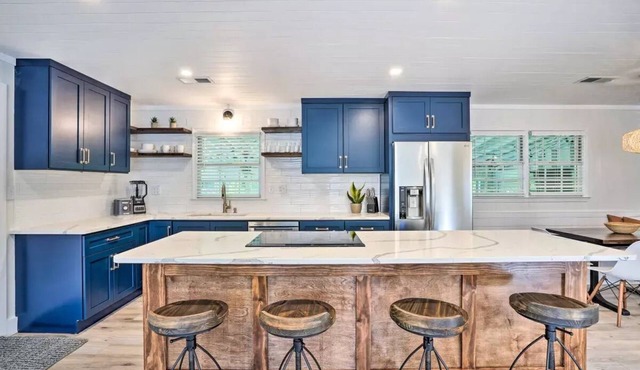 Modern House in Old Village. Walk to Dining & Coffee. Bikes, Ping Pong, Fire Pit