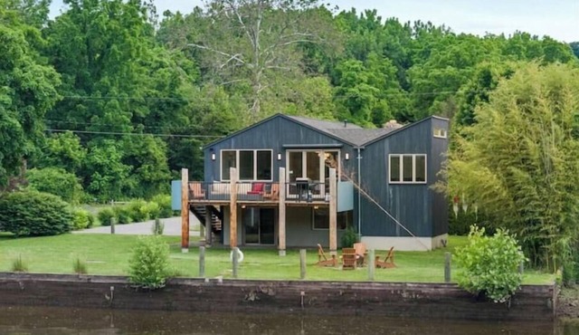 Modern Lakefront Retreat