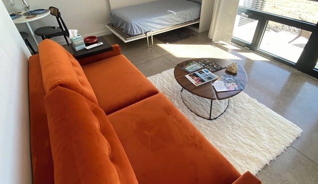 Modern Private Casita Bright, Quiet, Minutes to LANL & Trails