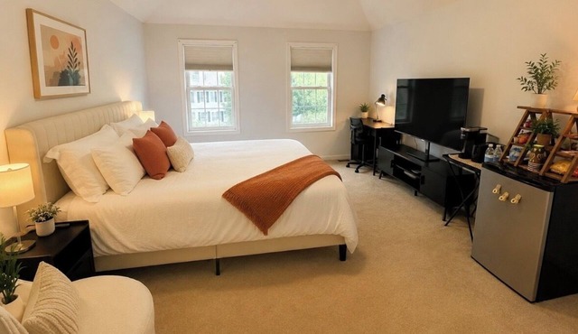 Modern Private Master Suite with Private Bathroom Near Boston