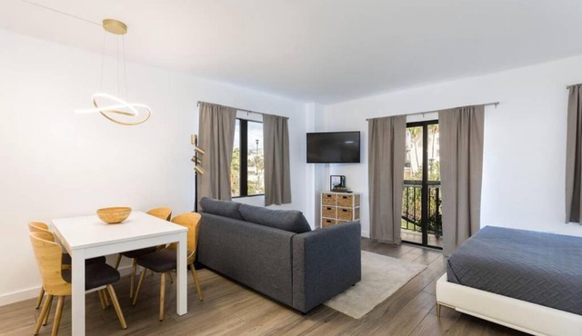 Modern Studio on I-Drive: parking + pool included