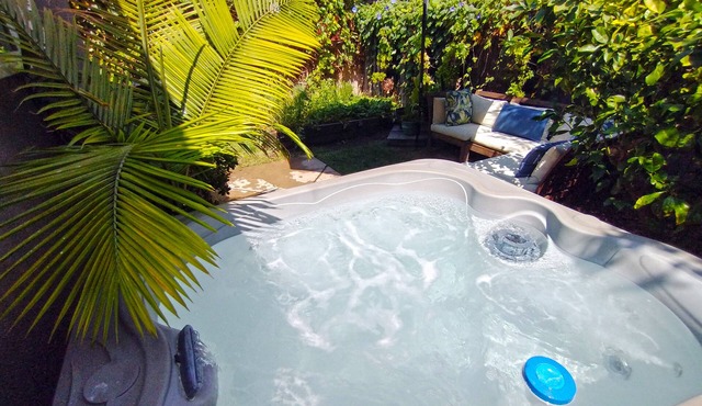 Modern Tropical Studio with PRIVATE Jacuzzi