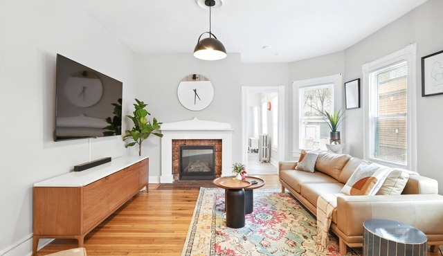 Modern Victorian 3BR 2BA Apt with Parking