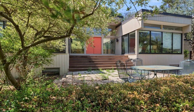 Modern Villa with private pond near Legoland and Delaware River.