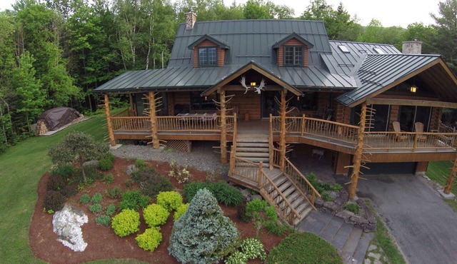 Moose Meadow Lodge & Treehouse - Adirondack style log cabin on 86 private acres