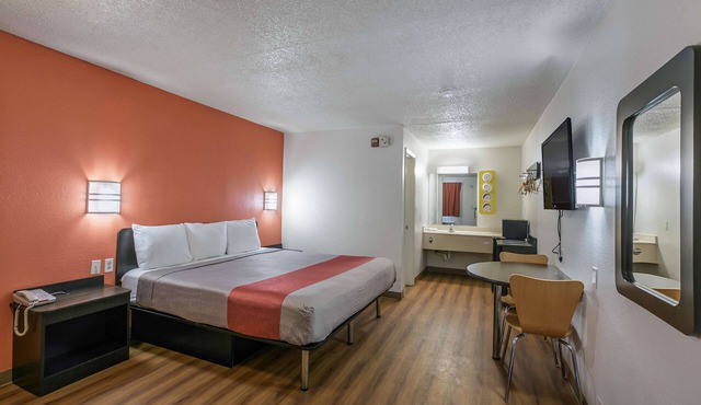 Motel 6 Dothan, AL