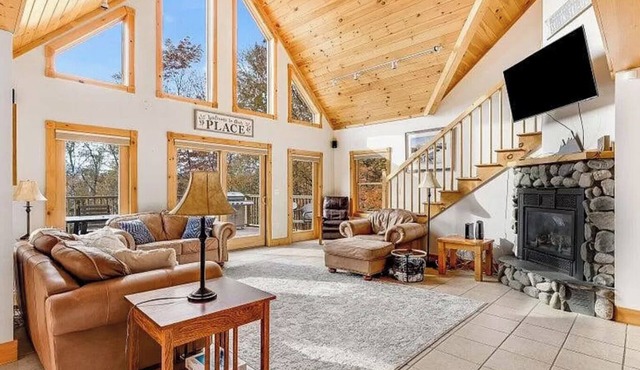 Mountain Haven: A cozy 5-bedroom chalet only 6 miles from Sugarloaf access road!