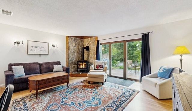 Mountain Townhome w/pool access, private patio, walk to town