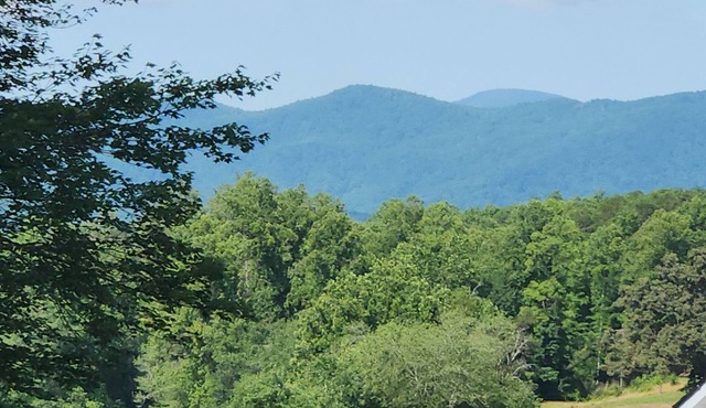 Mountain views, minutes to town, pool opens by May 1!
