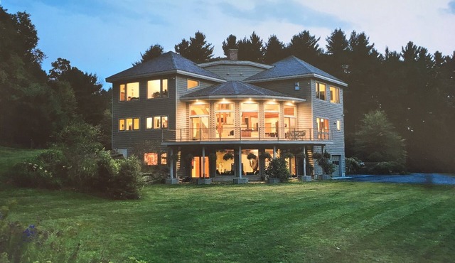 Mountaintop Modern Home, spacious living areas, outdoor venues & lovely vistas