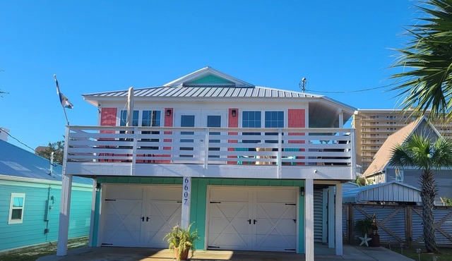 Nash Shell Beach Cottage, Sleeps 8. Walk to the beach, Pets considered.