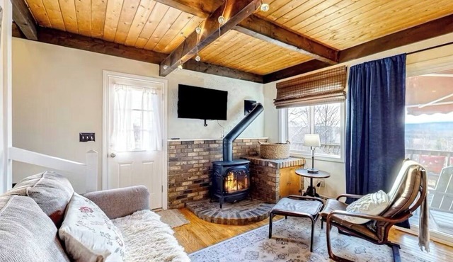 NEW! Beautiful mountain view, big deck, grill, fireplace, firepit - 3BD/1.5BA