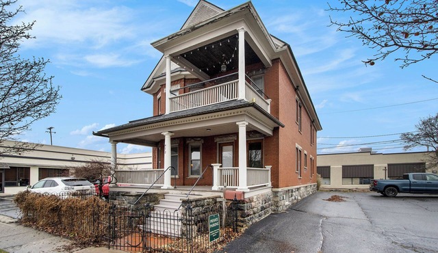 NEW Charming 2nd Floor Victorian Flat in Downtown Kalamazoo