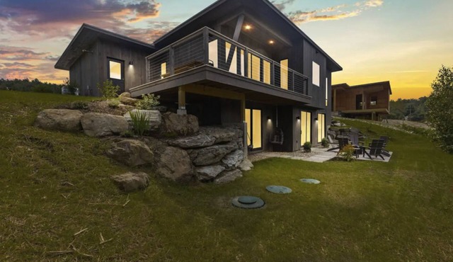 NEW Const Stowe Modern Sleeps 8. View: Mt Mansfield & river! Private, EV Charger