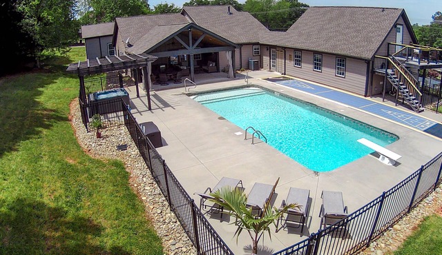 NEW - Heated Pool - Hot Tub - Game Room - Sauna - 20 Mins to GVL