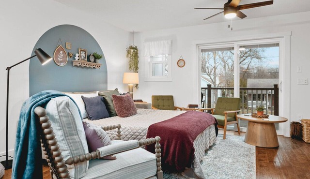 *NEW* Ivy House: 3BR Townhome Downtown Beaches Wineries