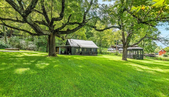 New River Views & Access - Hot Tub, Gazebo, Fire Pit, Next to Riverside Canoeing!