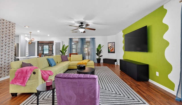NEW! Southern Comfort Escapes 5BR for 14 Near NASA
