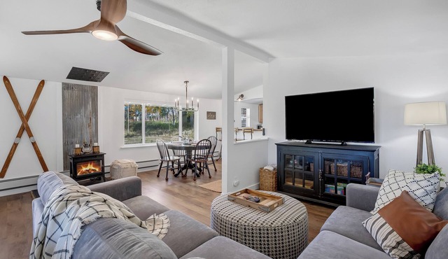 Nottingham Nook, a stylish cabin in Divide CO w/HOT TUB, game room, & seclusion!