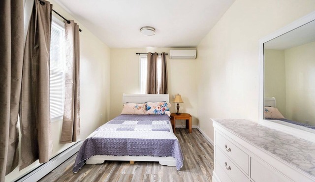 NYC Gateway- Walk to Subway, 10 Min to JFK/LGA, 30 to Manhattan + Free Parking!
