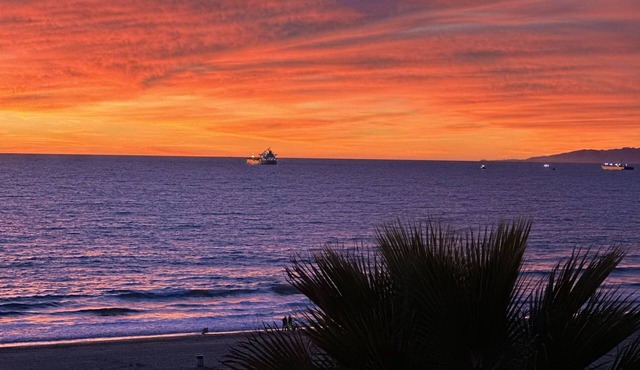 OCEAN FRONT + TOP FLOOR, 4 BEDROOM MANHATTAN BEACH HOUSE