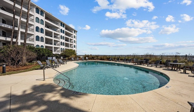 Oceanfront Condo in Wild Dunes! Community Pool! Great View Looking at Ocean!