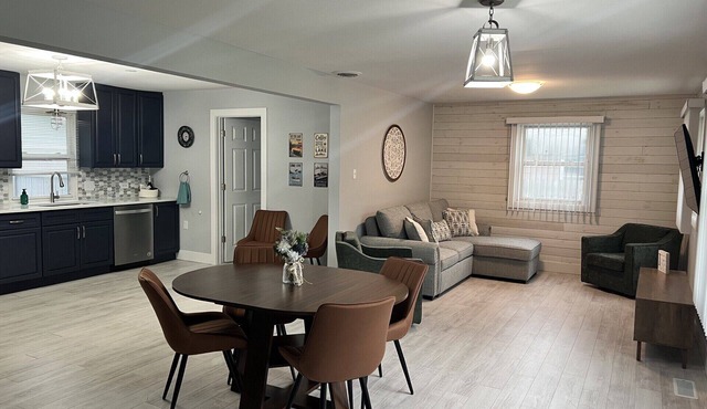 Paws & Relax Lakeside Retreat - Pet Friendly - 1.5 Blocks Away From Boat Launch!