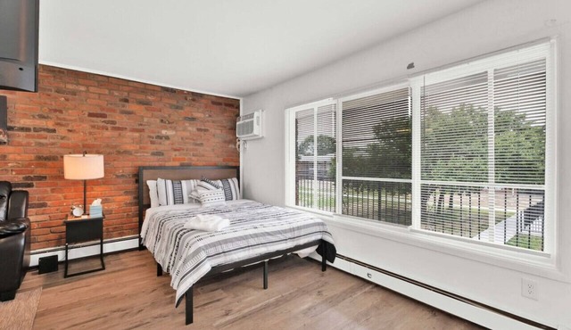 Peaceful & Central Abode ~ WiFi ~ Pet Friendly!