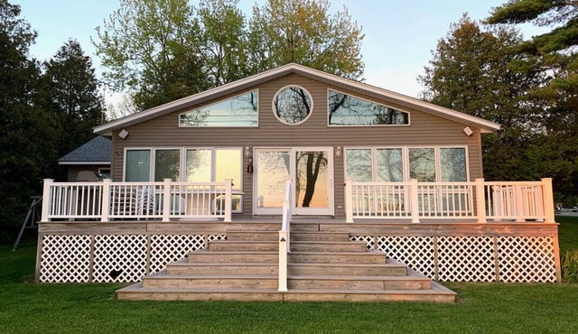 Peaceful Cozy Year-round family home on Lake Champlain! 30 minutes to Burlington