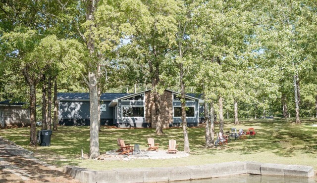 Peaceful Lakefront Cottage on 2.5 Acres, Newly-renovated, Sleeps 5 Guests, Private Boat Launch, Walcox Point