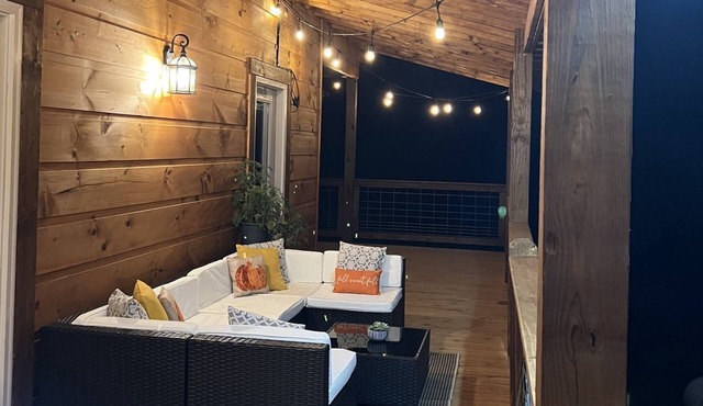 Peaceful, rustic, luxurious, with mountain views and hot tub!