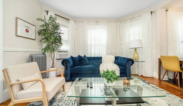 Perfect for large group 10 beds 4.6 mi to Downtown steps to T 5BD/2Bth