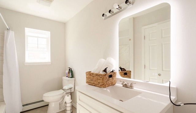 Perfect Location w/ everything in a comfort single room